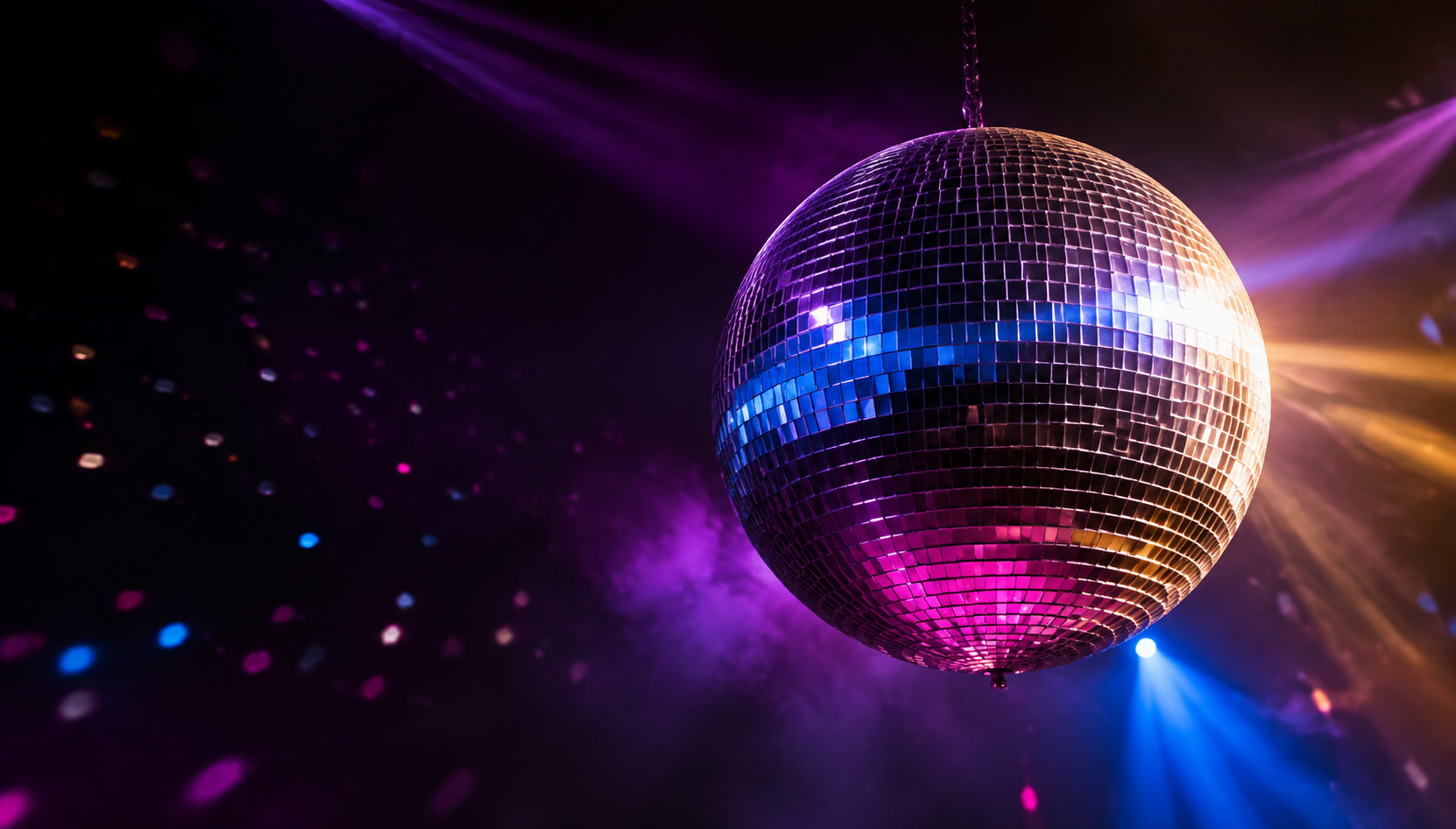 Bola de espejos iluminada durante una sesión de música disco
